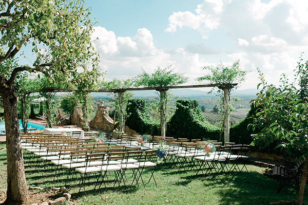 wedding-under-tree-tuscan