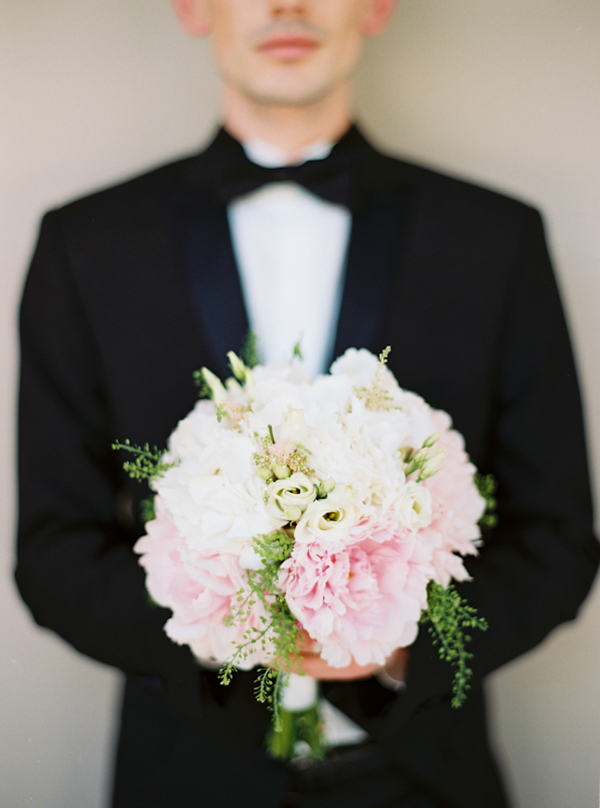 bridal-bouquet-with-peonies-lycianthus-roses
