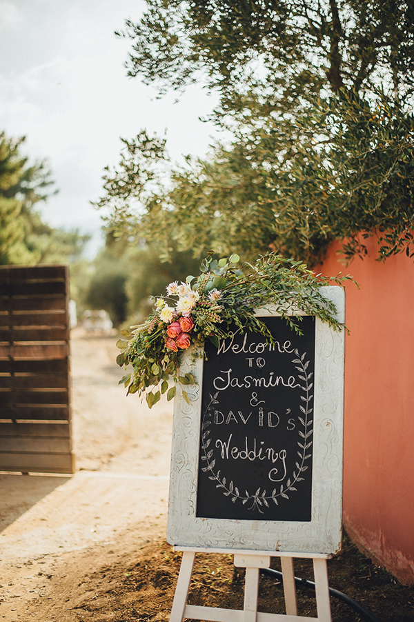 wedding-sign-and-floral-decoration-in-shades of pink-tangerine-red (4)