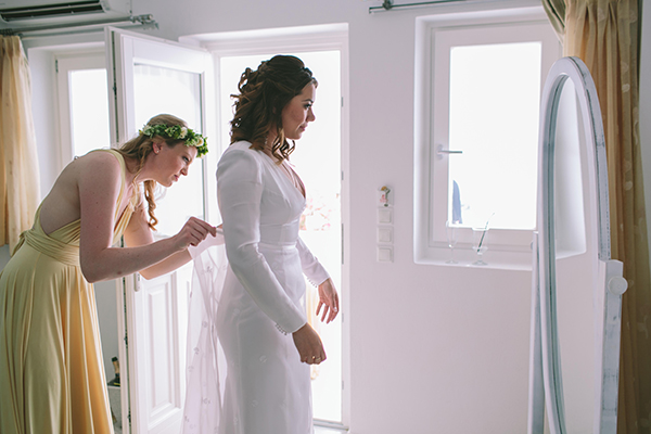 bride-getting-ready-santorini-greece