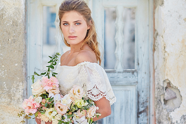 Gorgeous bridal shoot in Santorini