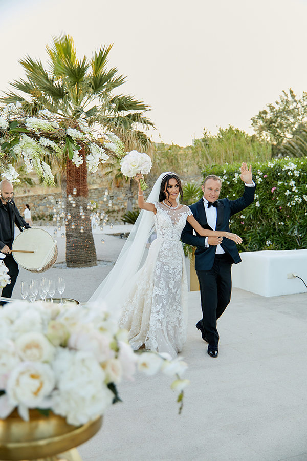 chic-glamorous-wedding-in-mykonos-amazing-berta-wedding-dress-16