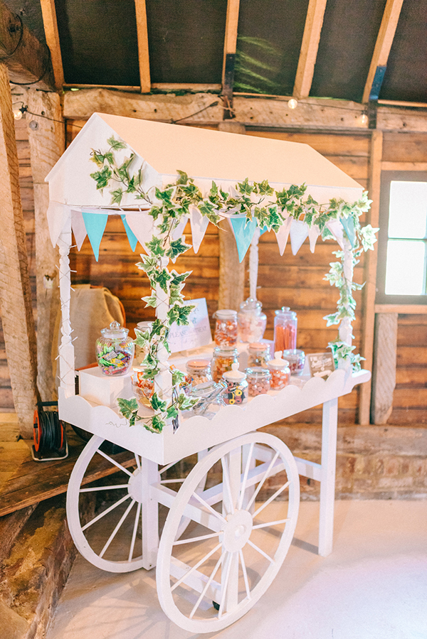 beautiful-rustic-barn-wedding-22