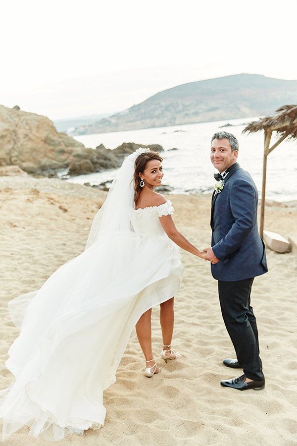 romantic-elegant-wedding-on-the-beach-28