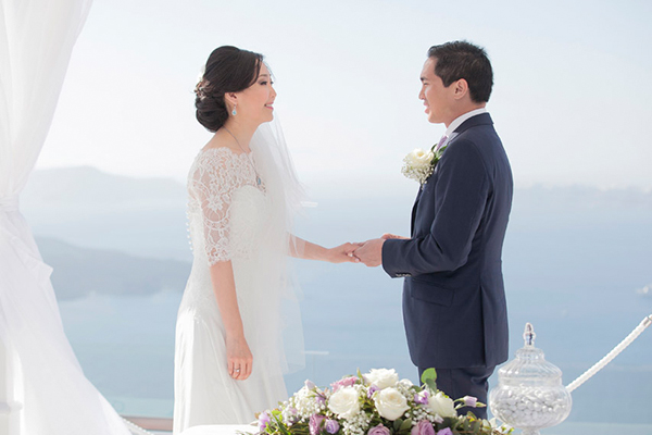 Destination wedding in Santorini with lilac details| Tina & Jeremy