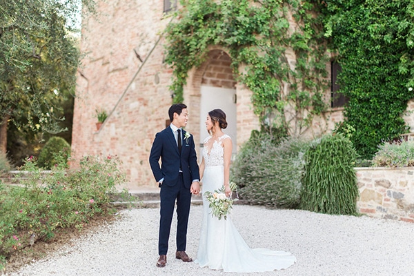 Beautiful green and white wedding in Tuscany | Annie & Bruce