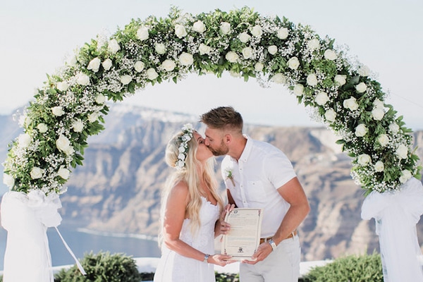 Boho wedding with white flowers in Santorini | Jenny & James