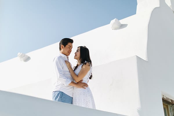 Romantic engagement session in Santorini