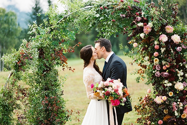 Colourful autumn wedding with rustic details