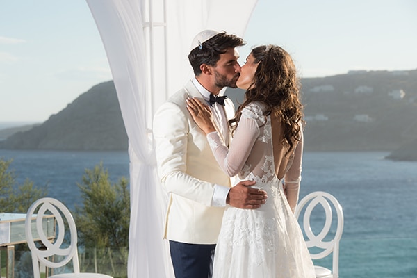 Luxurious wedding with white and gold details in Mykonos