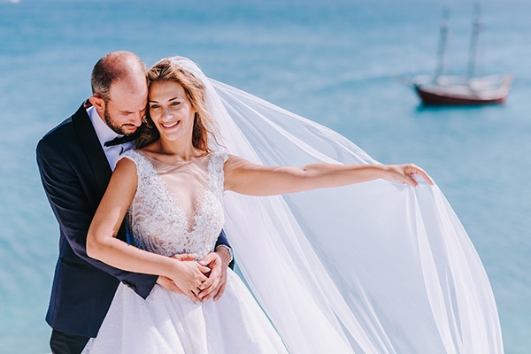 Elegant fall wedding in Paros with white flowers