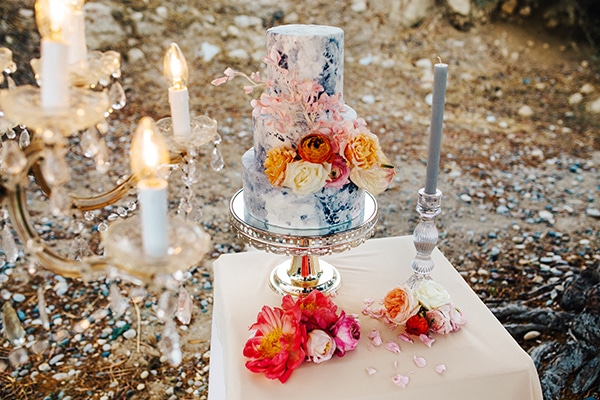 Stunning wedding cake decoration with fresh flowers