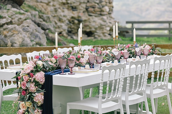 Romantic wedding decoration in pastel hues