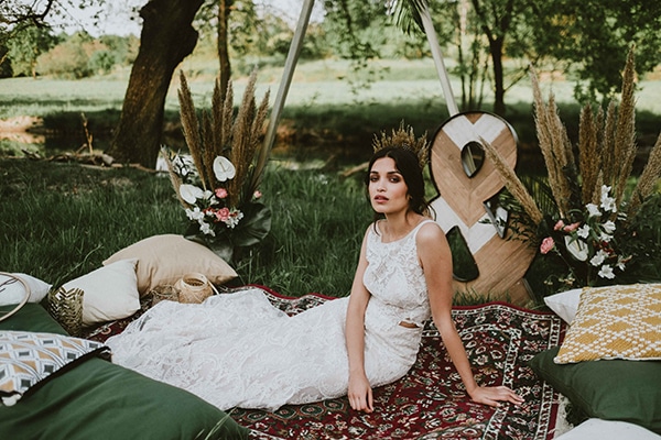 Bohemian chic styled shoot with rustic and wild elements in Italy