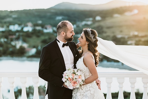 Romantic summer wedding in Sounio with a wonderful view | Reina & Edgard