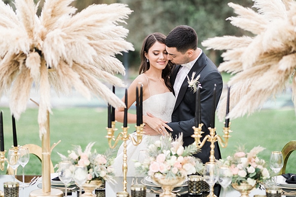 Elegant wedding ideas with pampas grass and chic black details