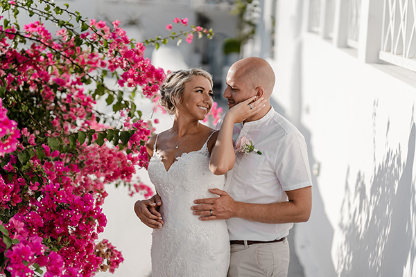 intimate-destination-wedding-santorini-white-pink-florals_05