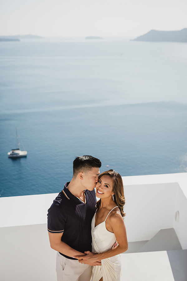 utterly-romantic-honeymoon-photoshoot-santorini-stunning-views_02