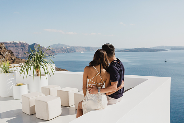 utterly-romantic-honeymoon-photoshoot-santorini-stunning-views_05