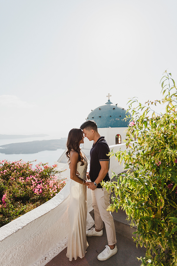 utterly-romantic-honeymoon-photoshoot-santorini-stunning-views_17