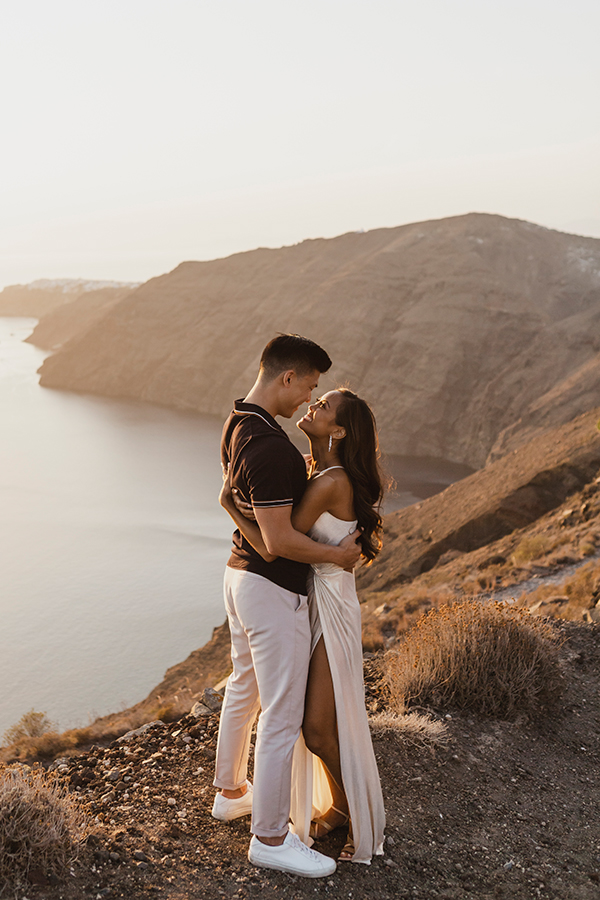 utterly-romantic-honeymoon-photoshoot-santorini-stunning-views_24