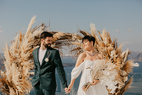 Chic boho styled shoot in Santorini with epic views and inspiring details
