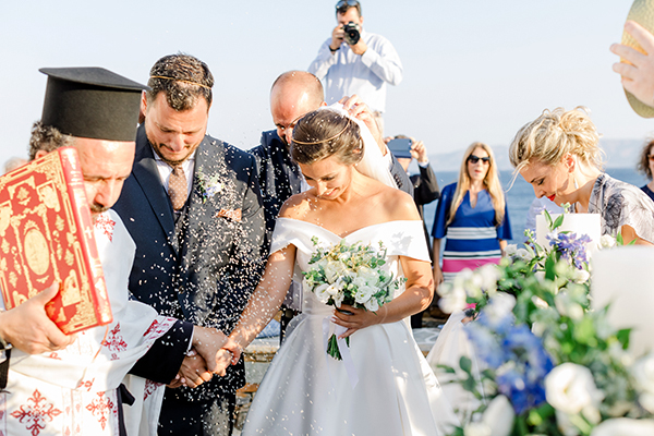 Romantic Kythnos wedding filled with white and blue florals ǀ Kelly & Antonis