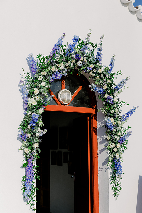 romantic-kythnos-wedding-white-blue-florals_17