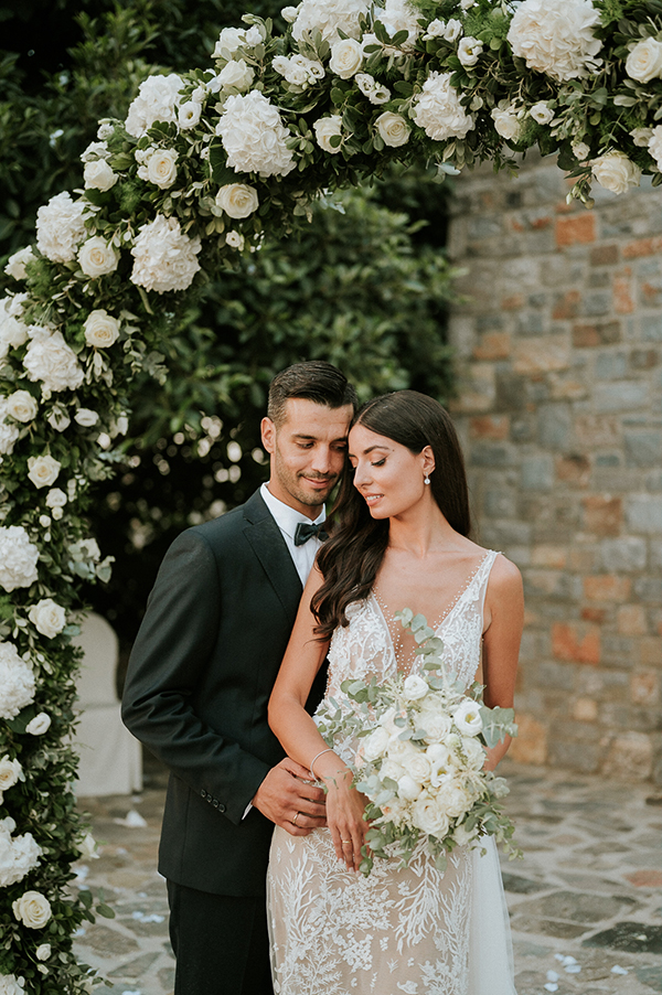 utterly-romantic-wedding-crete-with-whimsical-blooms_01