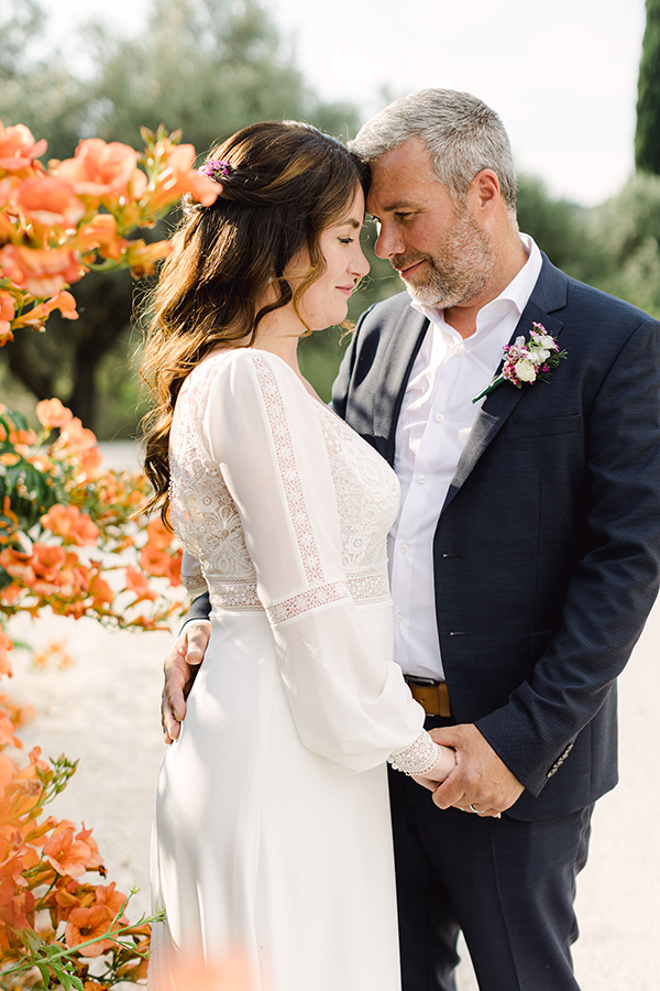 lovely-spring-elopement-in-kefalonia-anemones-roses_04x