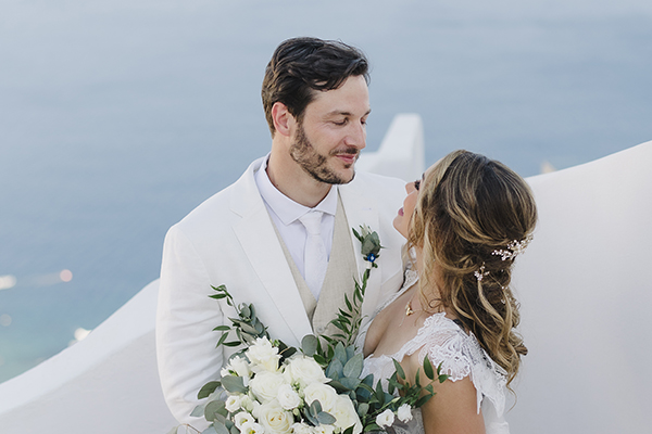 Chic wedding in Santorini with dried florals in earthy tones │ Sarah Kate & Olivier