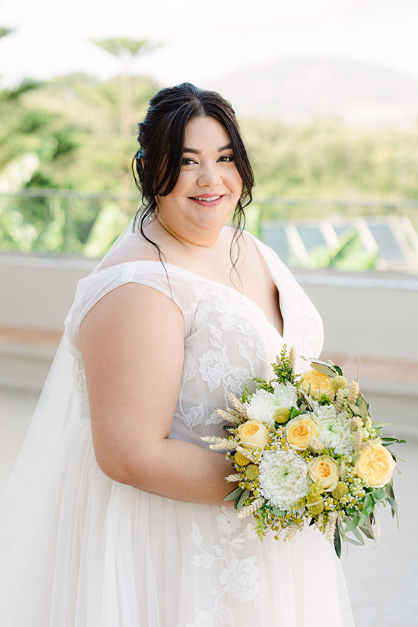 lovely-summer-wedding-kefalonia-florals-white-yellow-shades_11