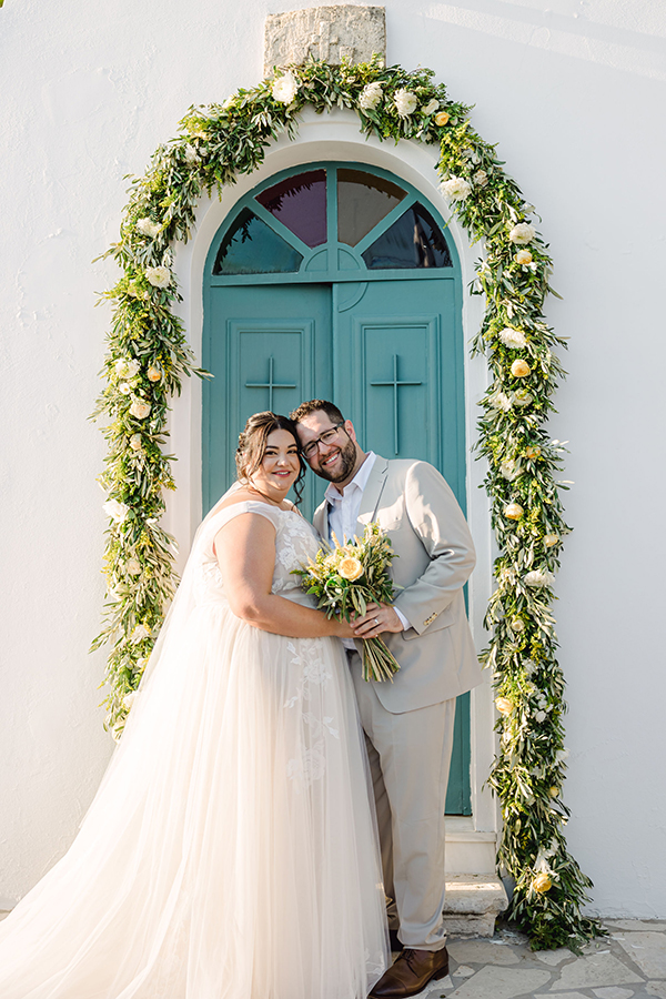lovely-summer-wedding-kefalonia-florals-white-yellow-shades_33