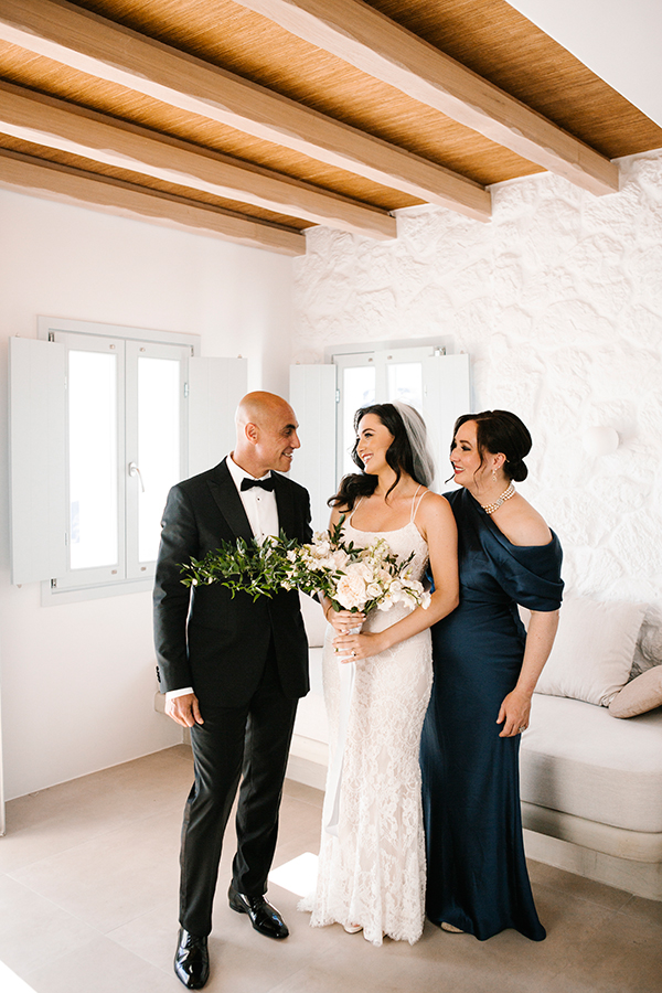 elegant-summer-wedding-santorini-white-blooms-gold-details_12