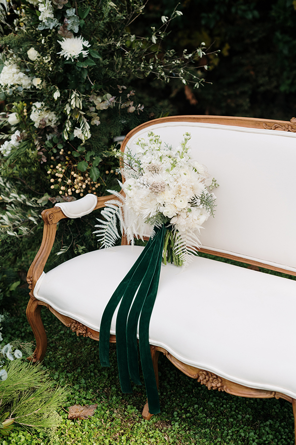 chic-styled-shoot-white-blooms-stunning-emerald-tones_10