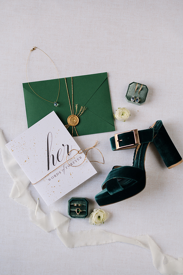chic-styled-shoot-white-blooms-stunning-emerald-tones_11