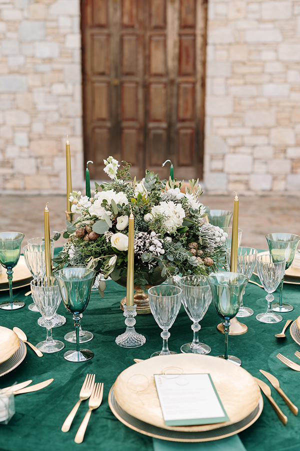 chic-styled-shoot-white-blooms-stunning-emerald-tones_15