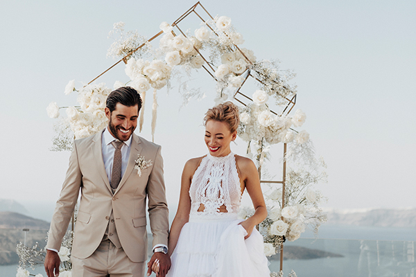 Dreamy styled shoot in Santorini with white roses and chic details