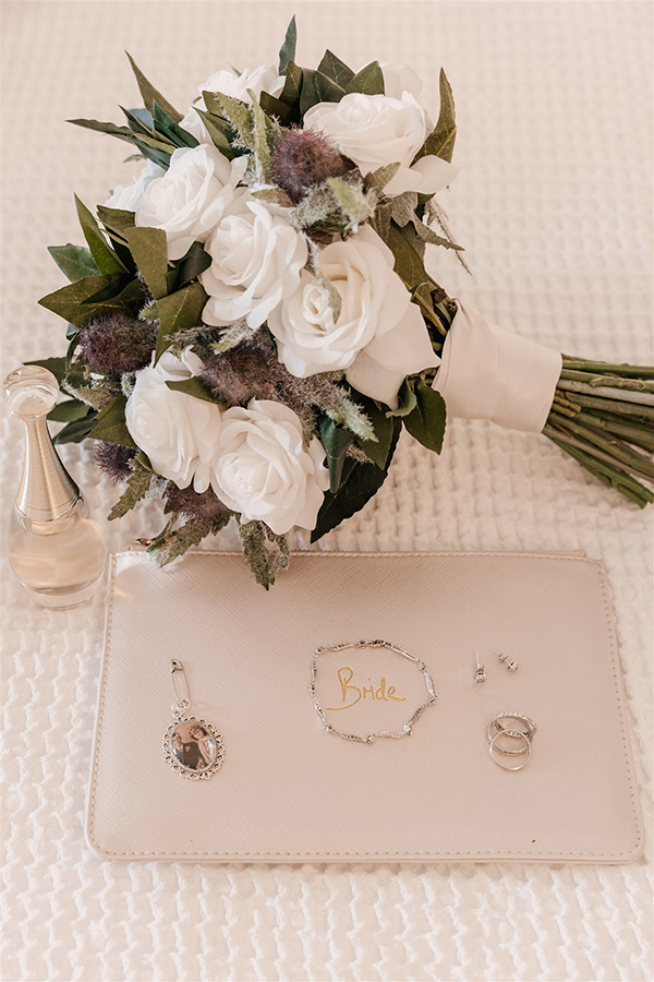 dreamy-summer-wedding-santorini-white-florals-gold-touches_06z