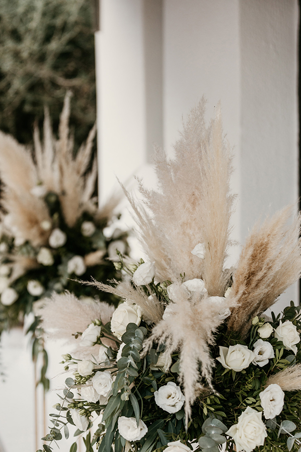 lovely-summer-wedding-euvoia-white-blooms-pampas-grass_17