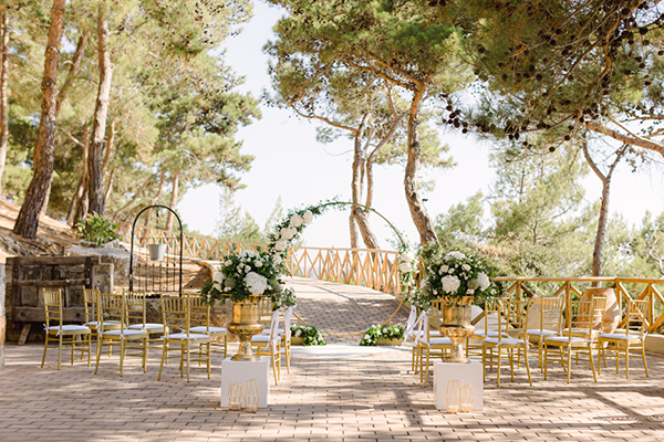 lovely-summer-wedding-kefalonia-white-hydrangeas-gold-details_05x