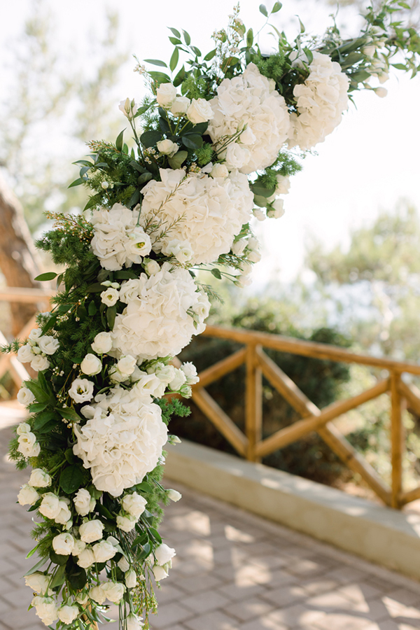 lovely-summer-wedding-kefalonia-white-hydrangeas-gold-details_09