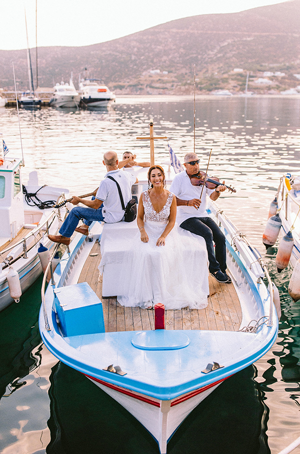 modern-summer-wedding-sifnos-bougainvillea-fuchsia-hues_16