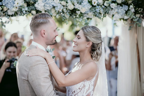 romantic-chic-wedding-halkidiki-white-lycianthus-turquoise-hydrangeas_02