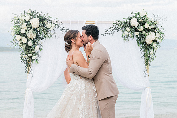 Lovely beach wedding at Breath of Zorbas in Lefkada with fresh white florals │ Jasmina & Emir