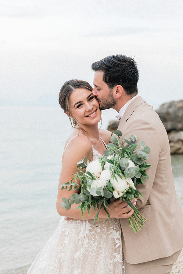 lovely-beach-wedding-breath-of-zorbas-lefkada-fresh-white-florals_01