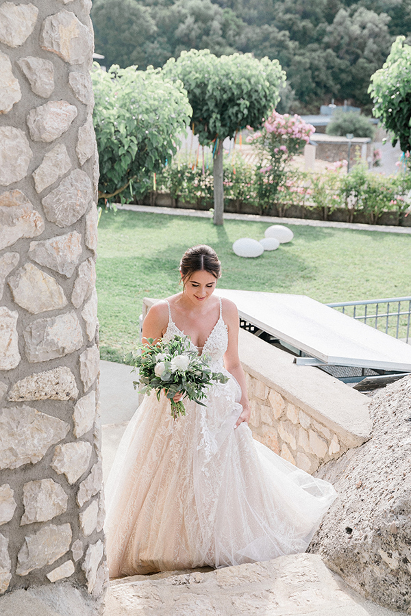 lovely-beach-wedding-breath-of-zorbas-lefkada-fresh-white-florals_15