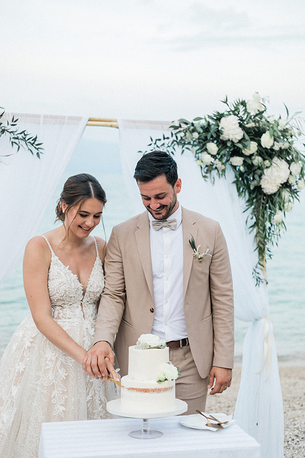 lovely-beach-wedding-breath-of-zorbas-lefkada-fresh-white-florals_41