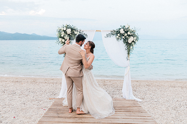 lovely-beach-wedding-breath-of-zorbas-lefkada-fresh-white-florals_42