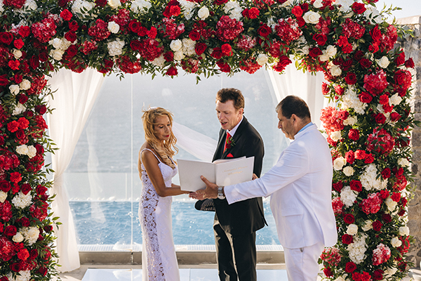 luxurious-red-white-wedding-santorini-stunning-florals_04
